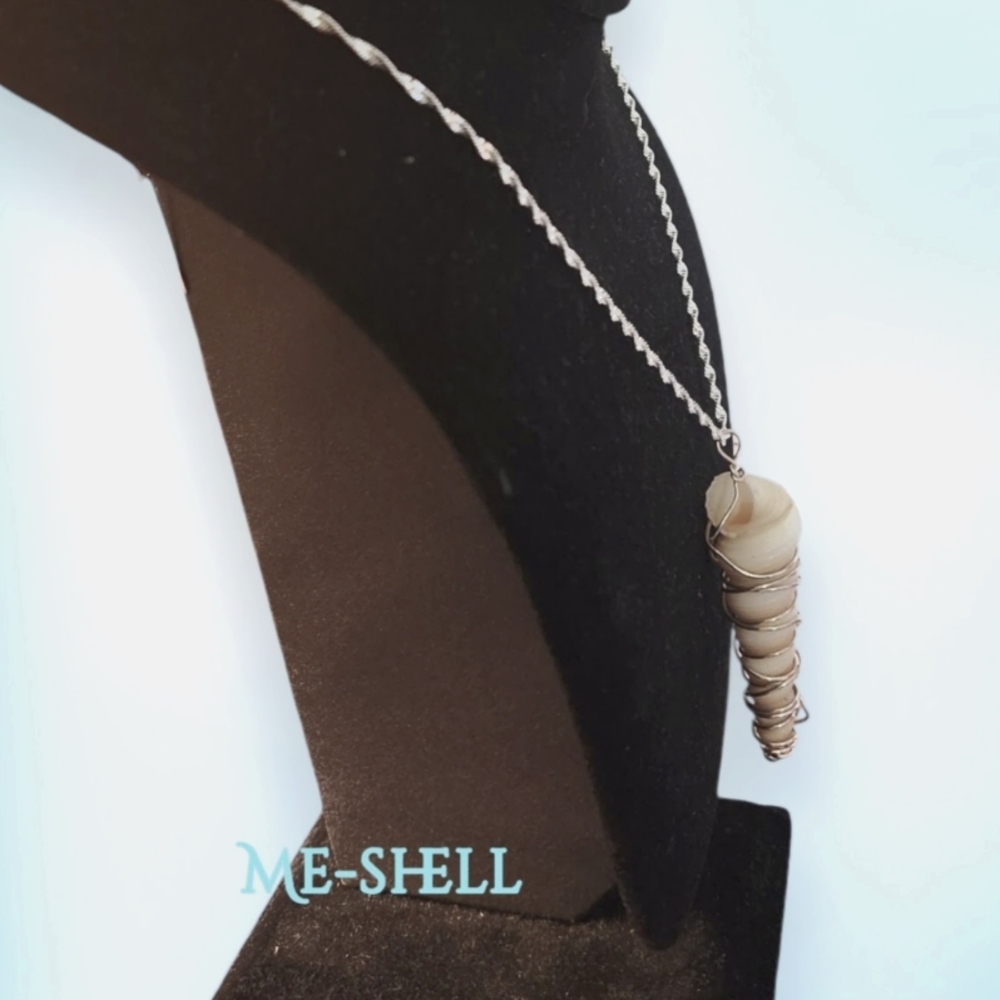 NWT "Me-Shell" Pendant on a 925 Sterling Silver Chain Necklace - Picture 2 of 4